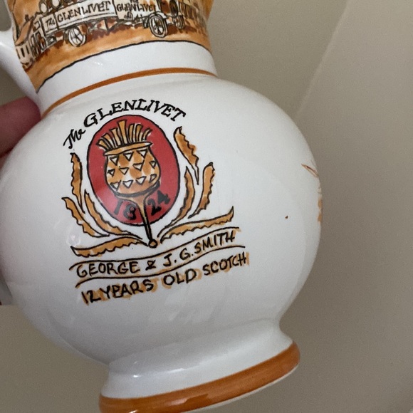 The Glenlevit 12 yr Scotch Whiskey porcelain pitcher :: Made in Revol France - Picture 6 of 7